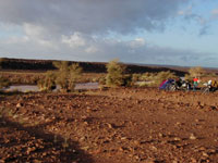 Zum Vergrern einfach klicken ! - Ein Fluss neben unserem Camp